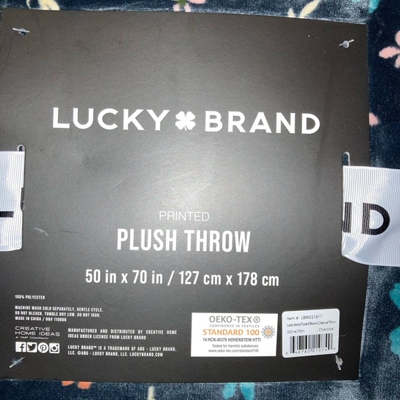 Lucky Brand Throw with Floral Design. So soft and luxurious NWT Great Gift 🎁 - Picture 2 of 4